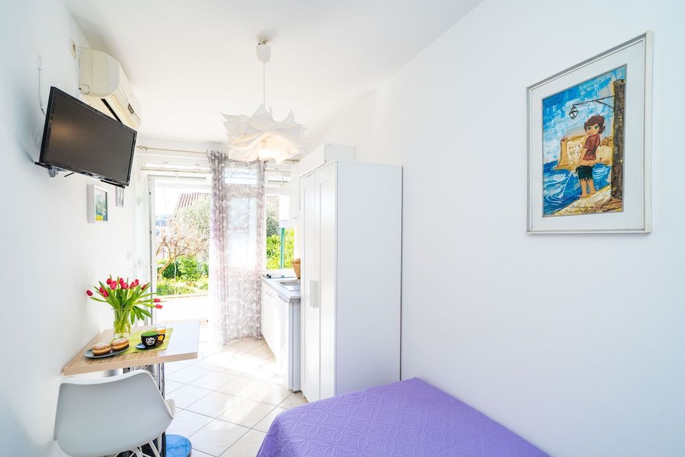 undefined Jele Rooms 8