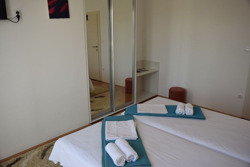 Jele Rooms Twin Room (Balcony & Shared Kitchen) 56