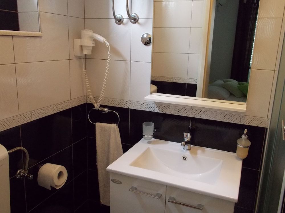 Jele Rooms Twin Room (Balcony & Shared Kitchen) 53