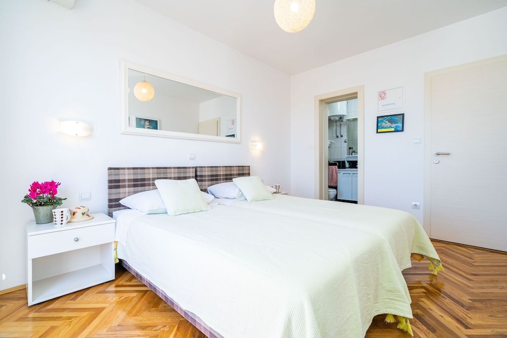 Jele Rooms Twin Room (Balcony & Shared Kitchen) 17