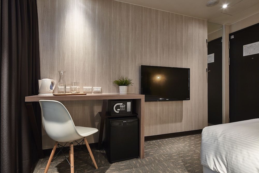 Via Hotel Loft Economy Double Room, No Windows 4