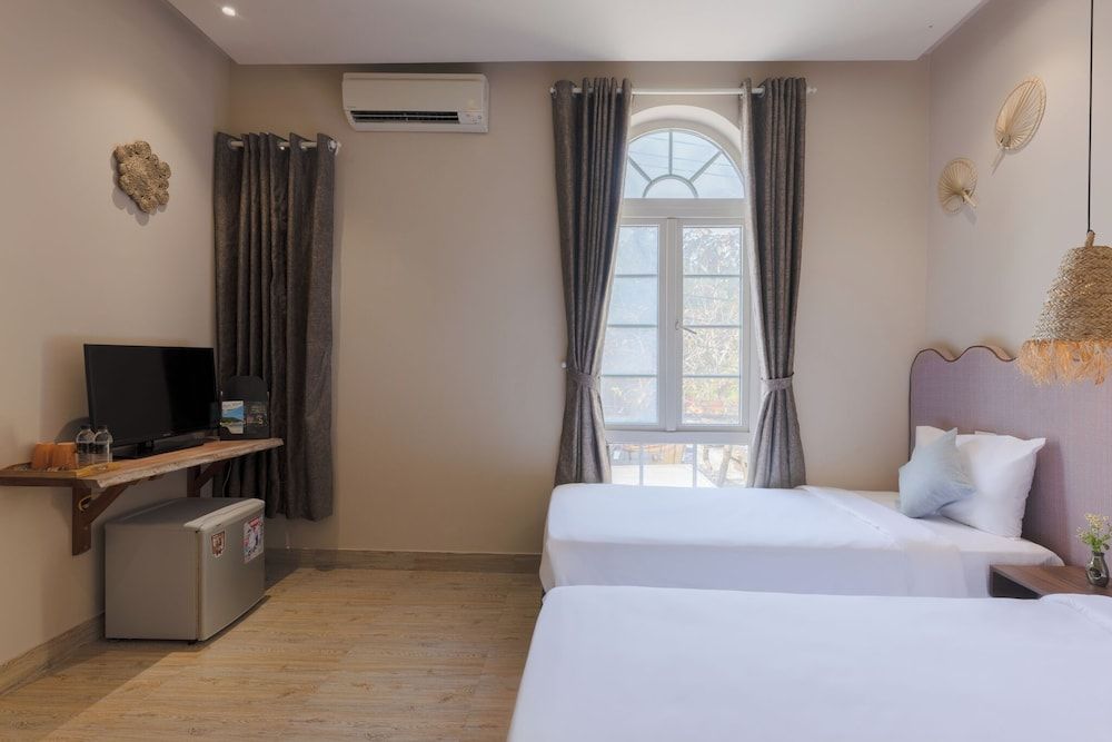 Deluxe Triple Room City View