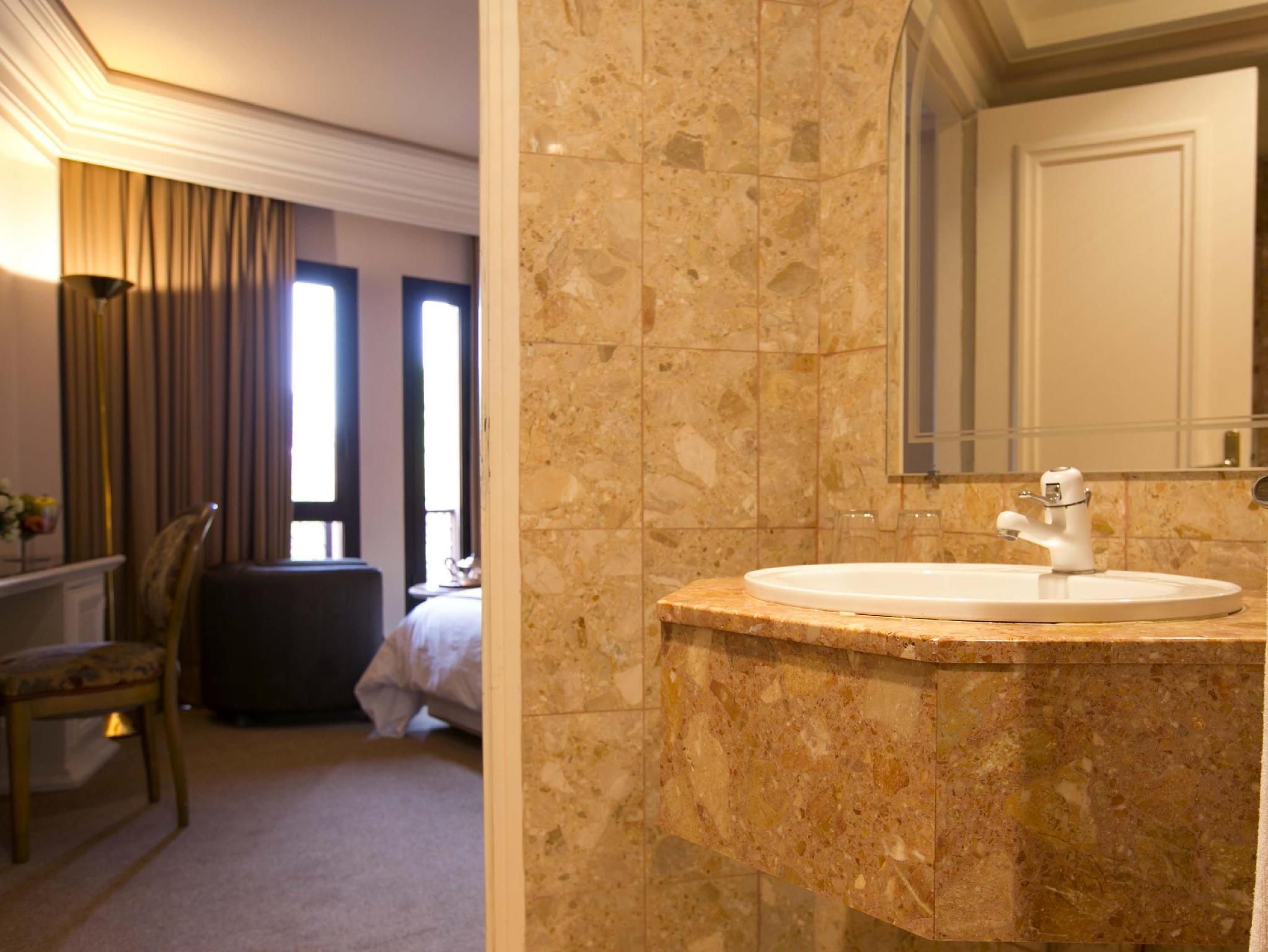 Hotel Nassim Twin Room 2