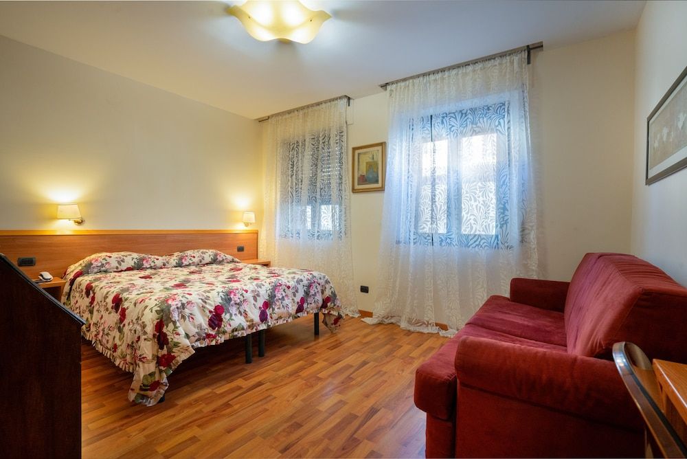 Hotel Bernardino Standard Quadruple Room 3