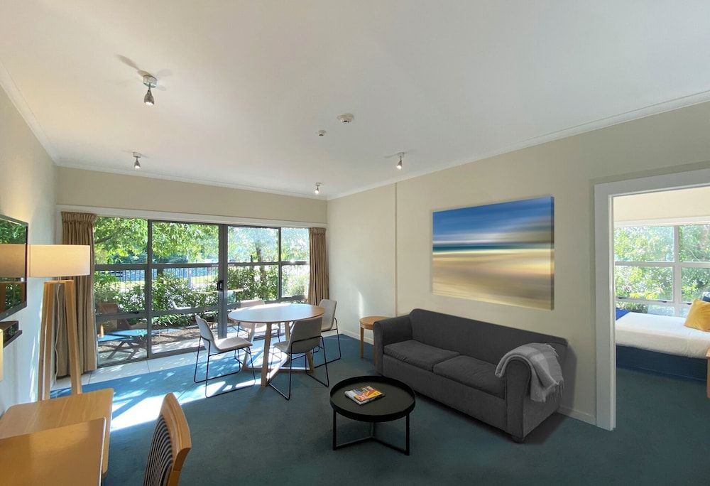 Saxton Lodge Suite, 2 Bedrooms, Park View 6