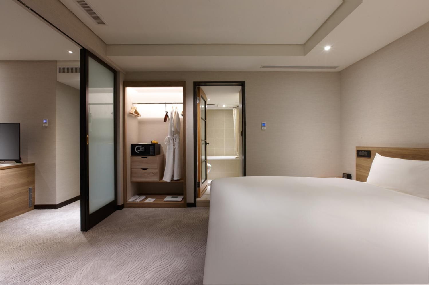 Deluxe Business Suite