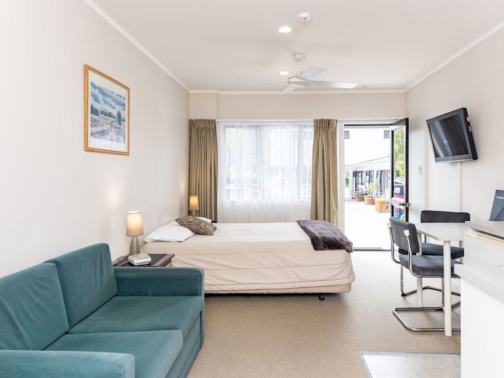 Outrigger Motel Deluxe Studio 2