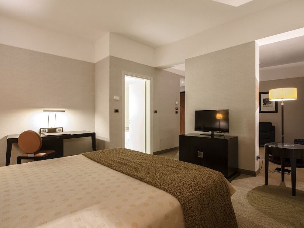 undefined Fly On Hotel 3