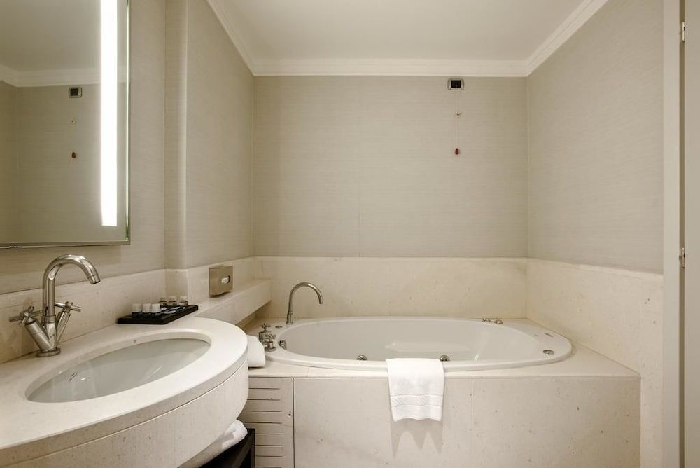 undefined Fly On Hotel 8