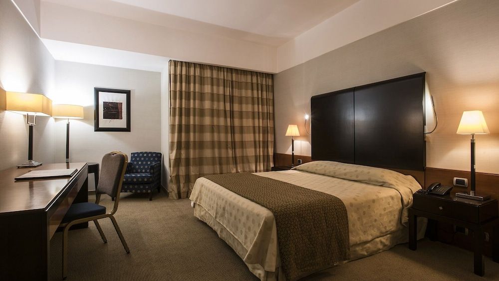 undefined Fly On Hotel 5