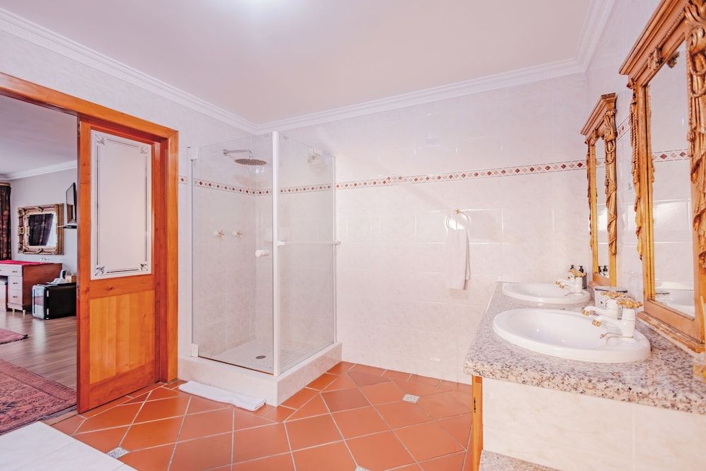 Sunward Park Guest House & Conference Centre Honeymoon Double Room, Garden View 5