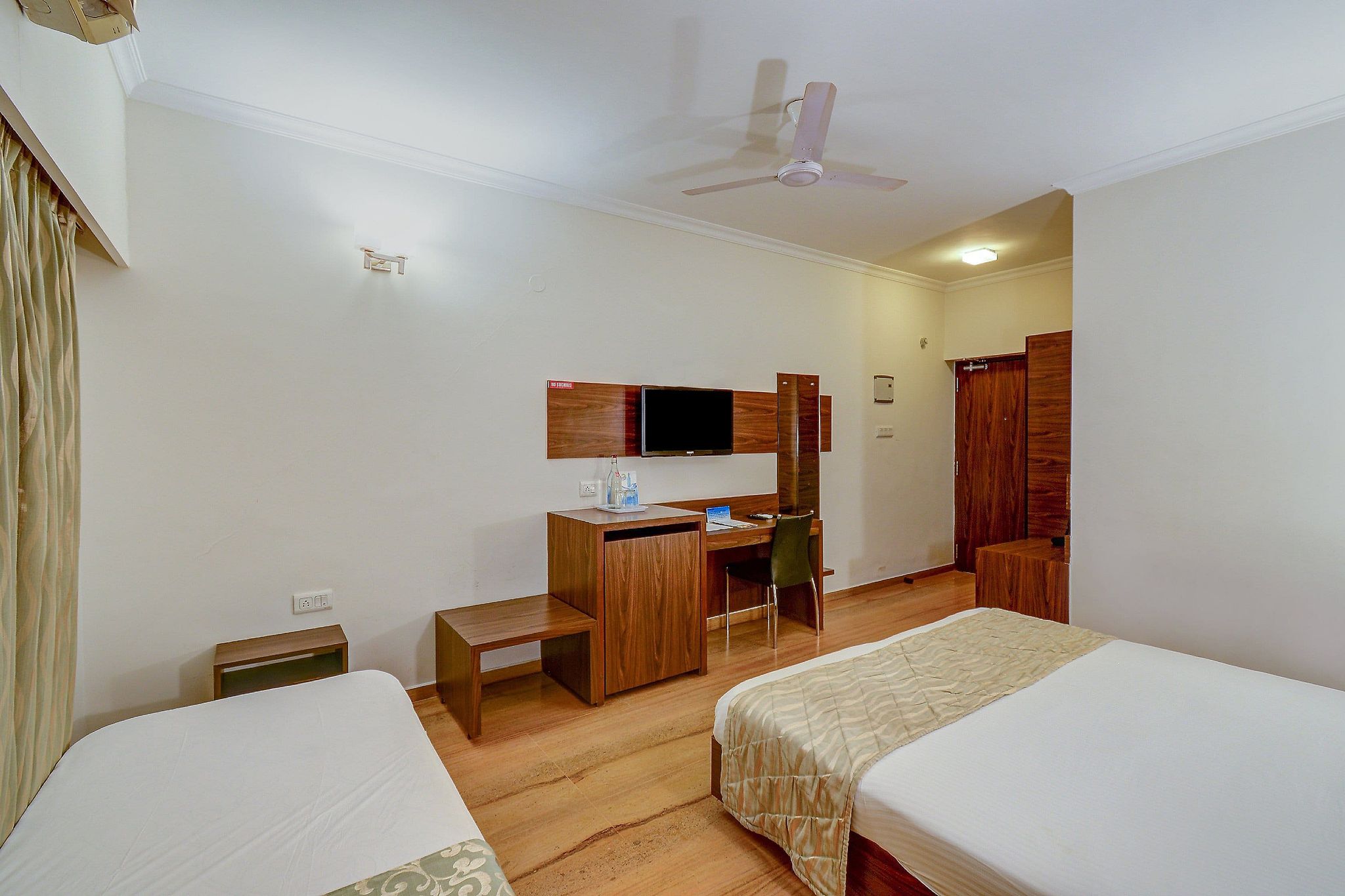 The Hawaii Comforts Hotel Luxury Room 4