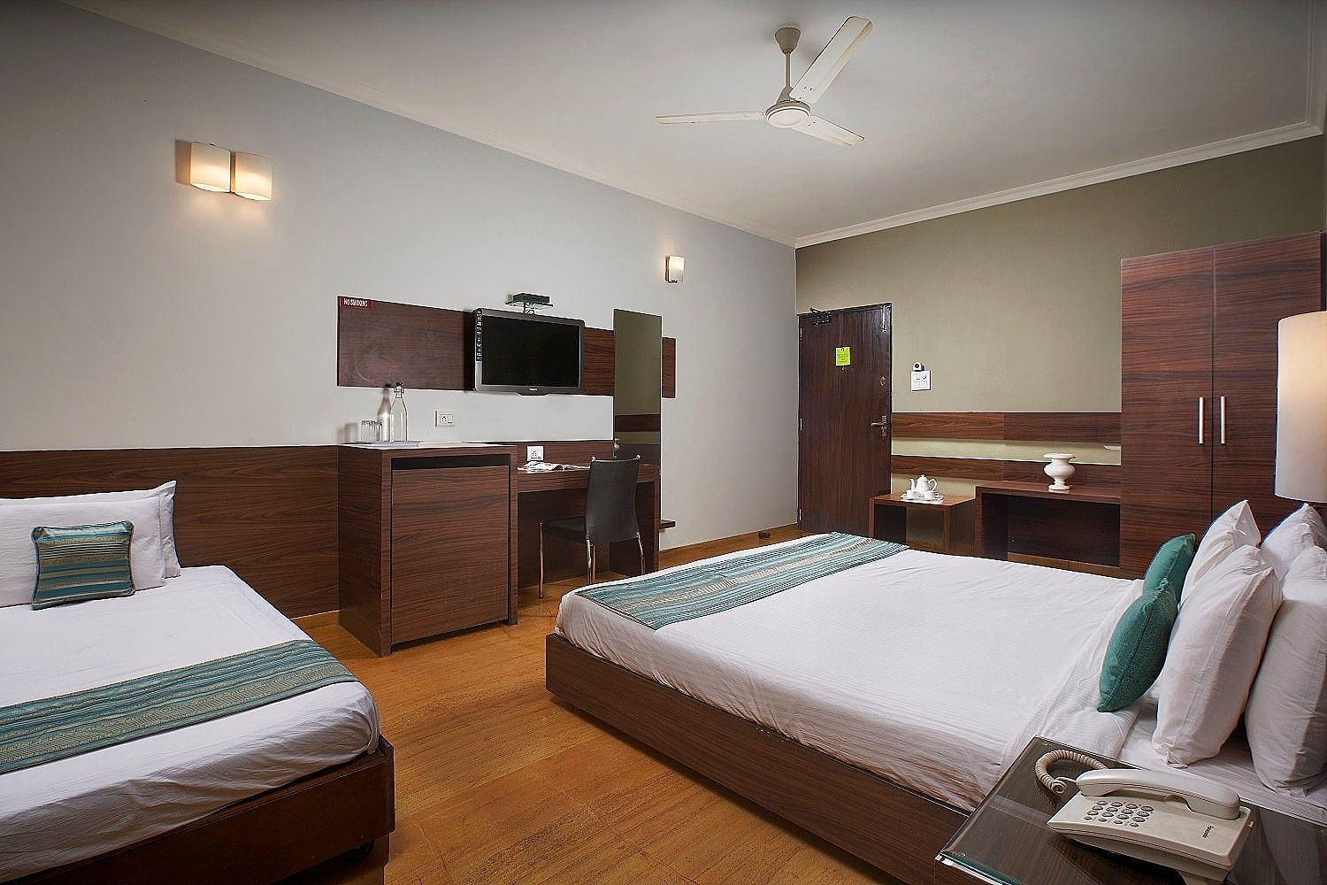 The Hawaii Comforts Hotel Luxury Room 9