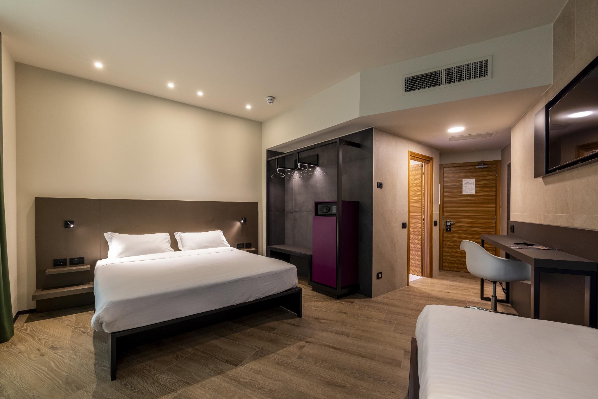 Large Double Room for 1 Person - Non-Smoking