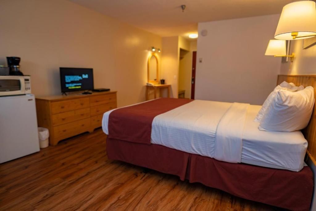 Canadas Best Value Inn River View Hotel Queen Room - Non-Smoking