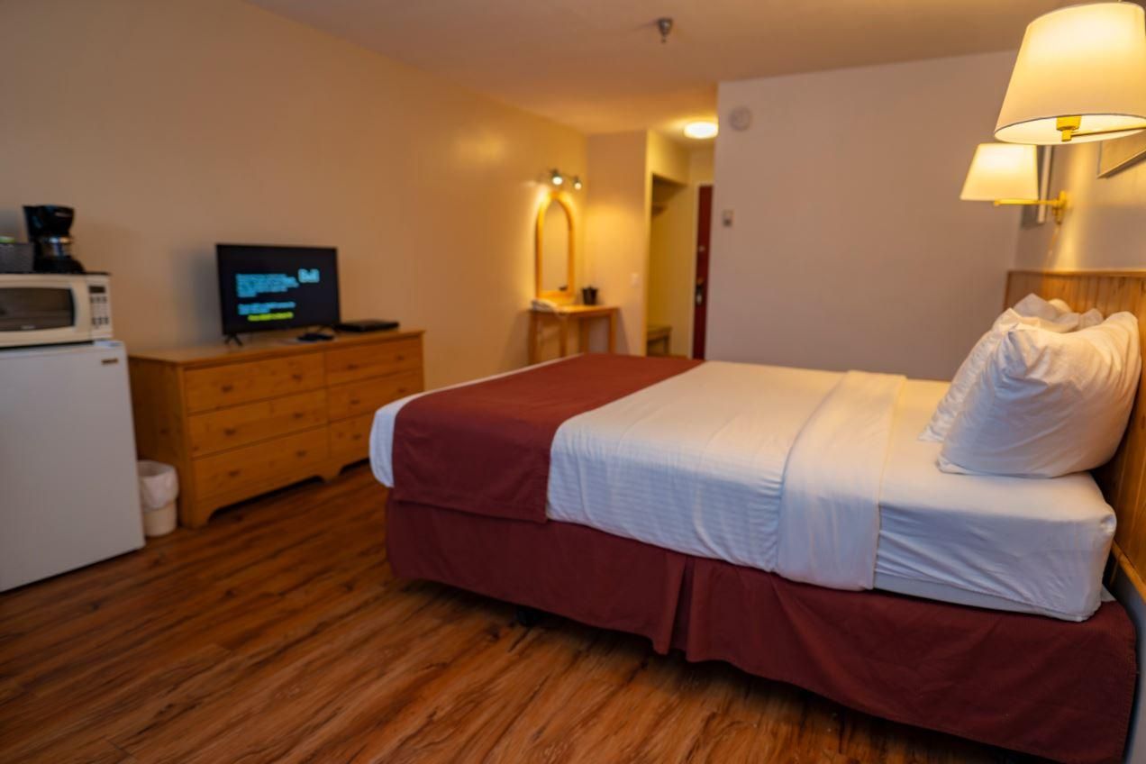 Canadas Best Value Inn River View Hotel 1 Queen Bed Non-Smoking