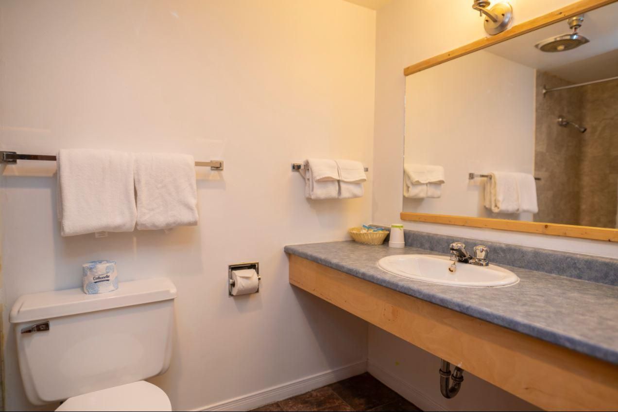 Canadas Best Value Inn River View Hotel Queen Room - Non-Smoking 2