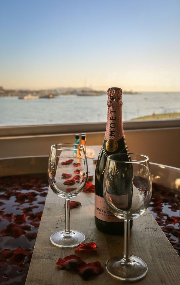 Melek Hotels Moda Romantic Suite, Jetted Tub, Sea View 3