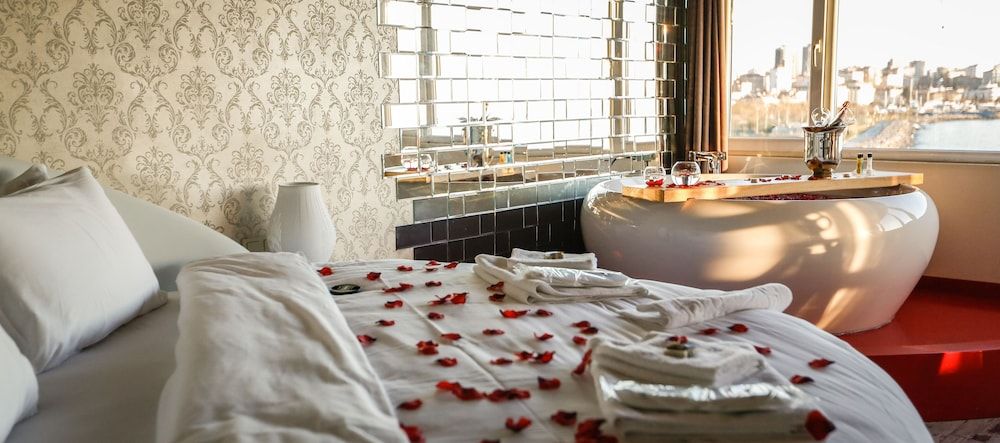 Melek Hotels Moda Romantic Suite, Jetted Tub, Sea View 6