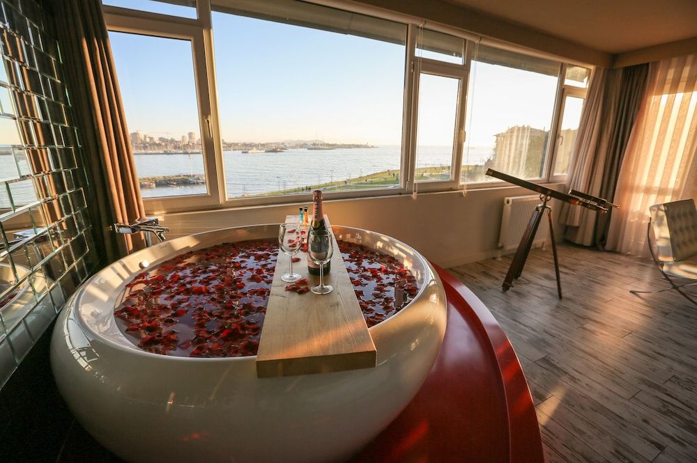 Melek Hotels Moda Romantic Suite, Jetted Tub, Sea View 5