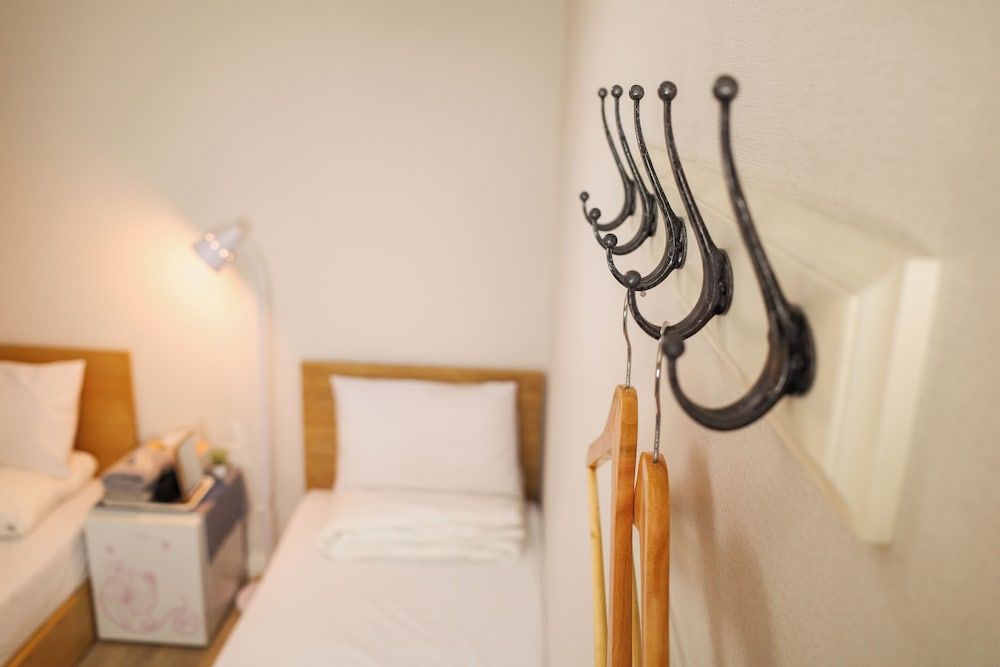 Starria Hostel Foreign Guest Only Twin Room, No Windows (non-Korean nationals only)