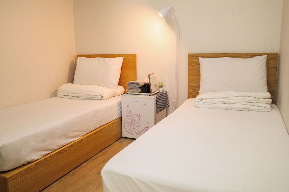 Starria Hostel Foreign Guest Only Twin Room, No Windows (non-Korean nationals only) 3