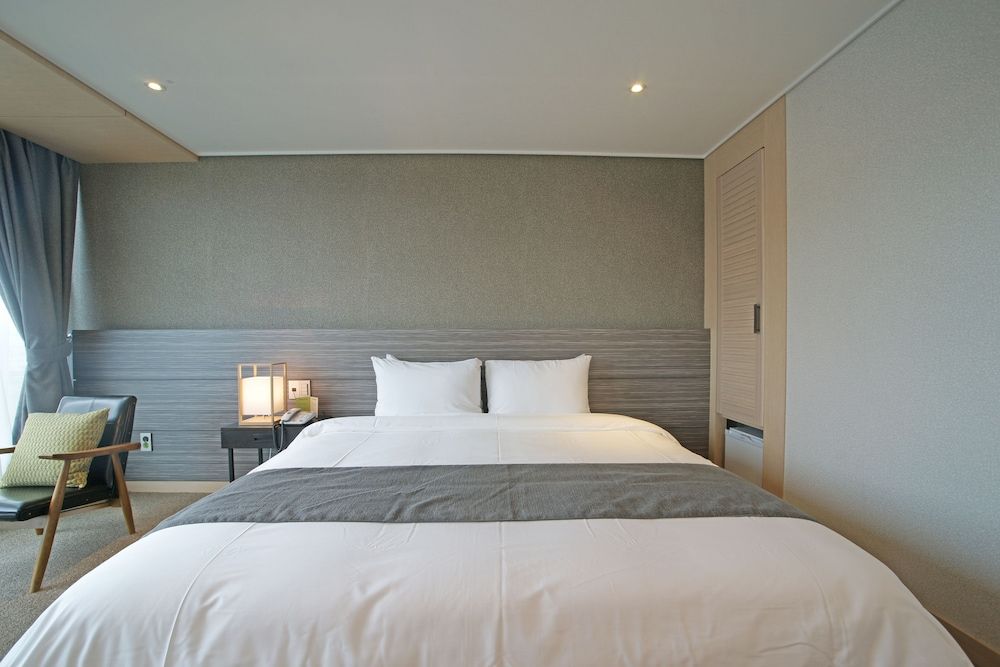 I-Jin Hotel Deluxe Double Room