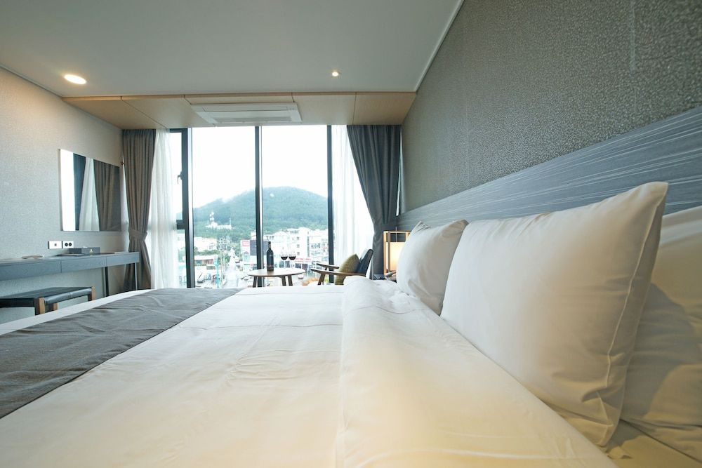 I-Jin Hotel Deluxe Double Room 3