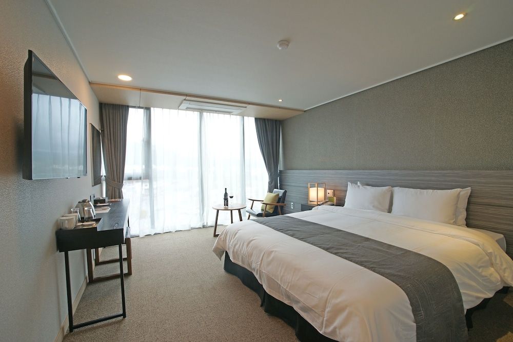 I-Jin Hotel Deluxe Double Room 4