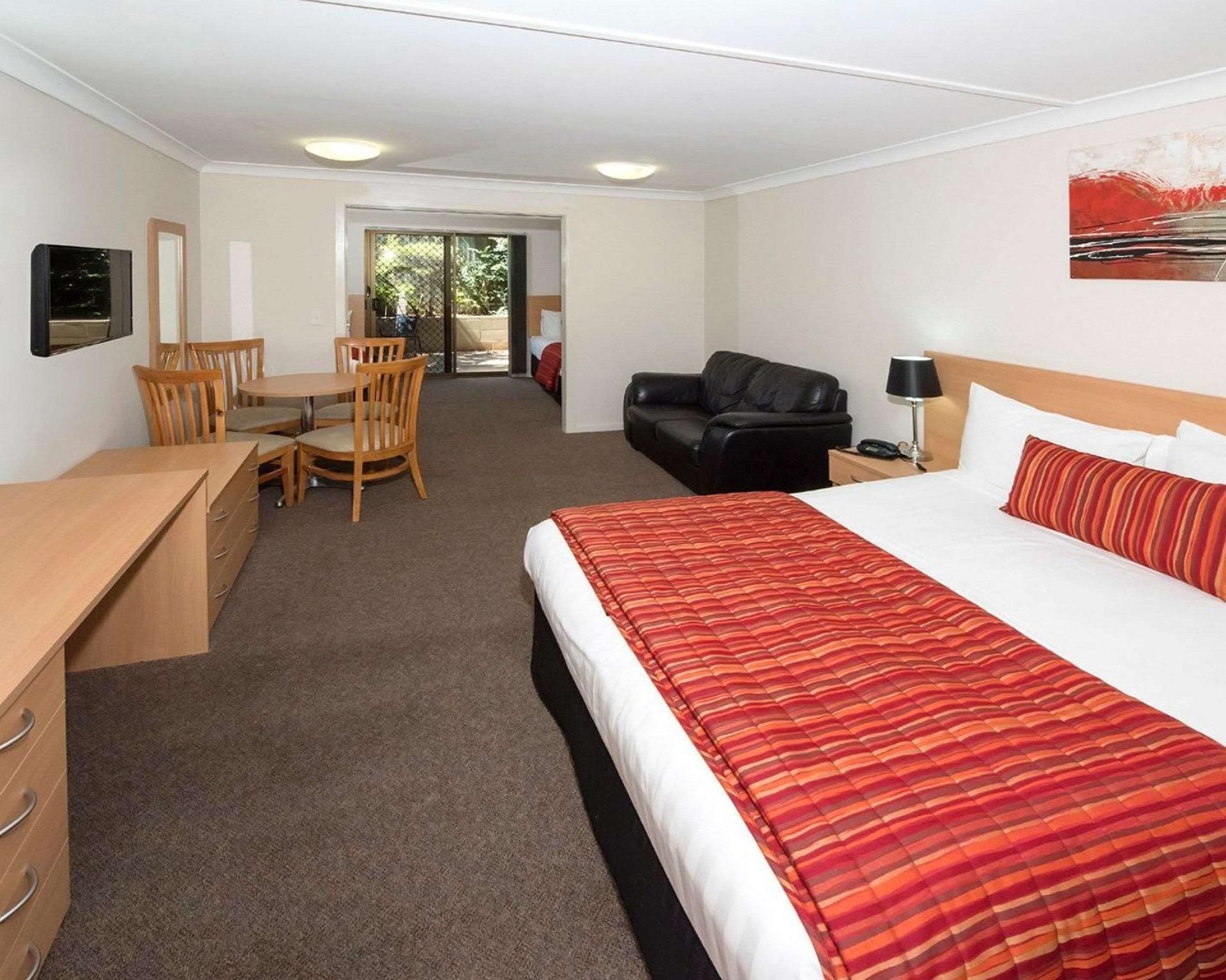 1 Queen Bed, 2 Single Beds, Nonsmoking, Upgrade