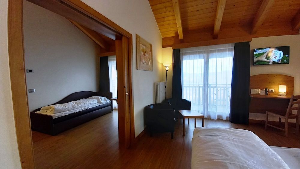Hotel Monte Bondone Family Room, Balcony, Mountain View 2