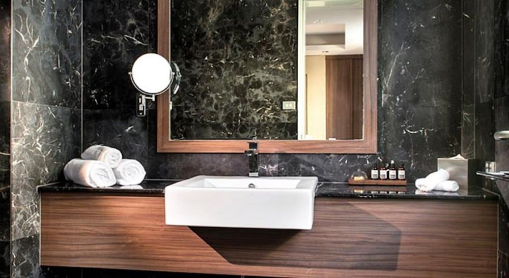 Hougoumont Hotel Stateroom with Complimentary Continental Breakfast 3