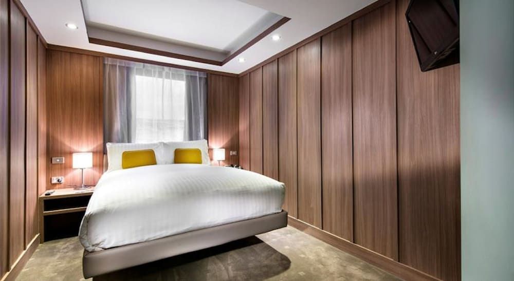 Hougoumont Hotel Superior Cabin with Complimentary Continental Breakfast 3