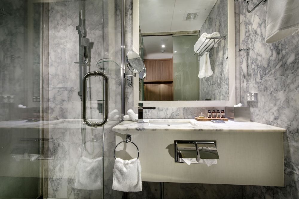 Hougoumont Hotel Deluxe Cabin with Complimentary Continental Breakfast 2