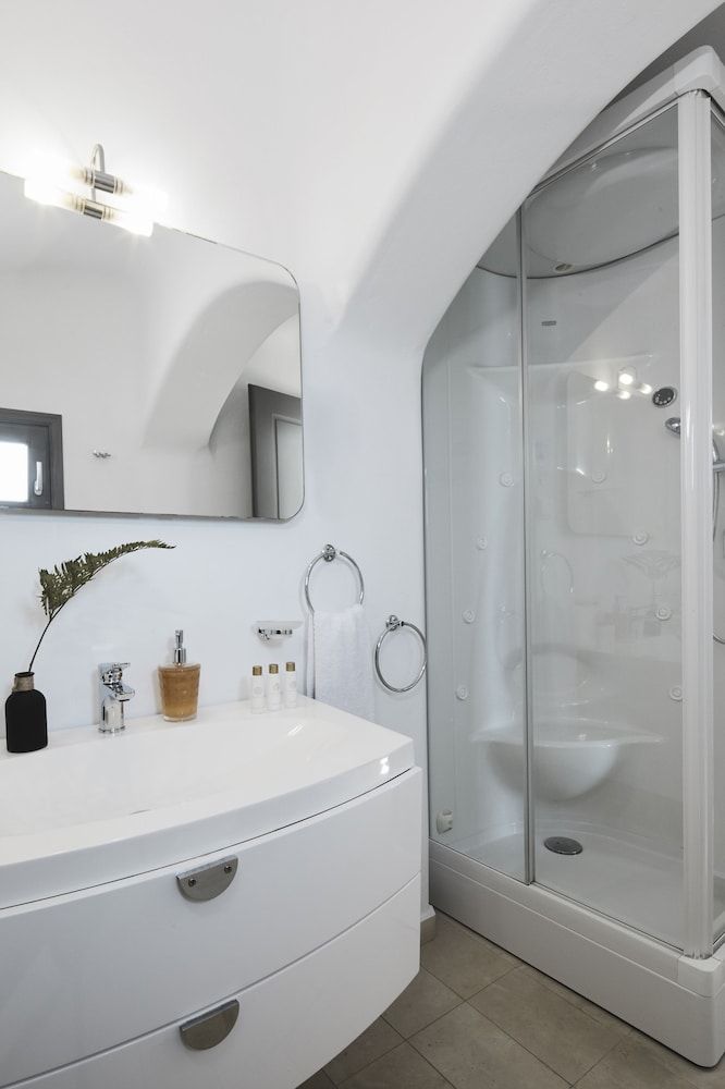 Santorini Princess Presidential Suites Serenity Villa with Caldera View, Heated Pool & Hot tub in Private Garden 16