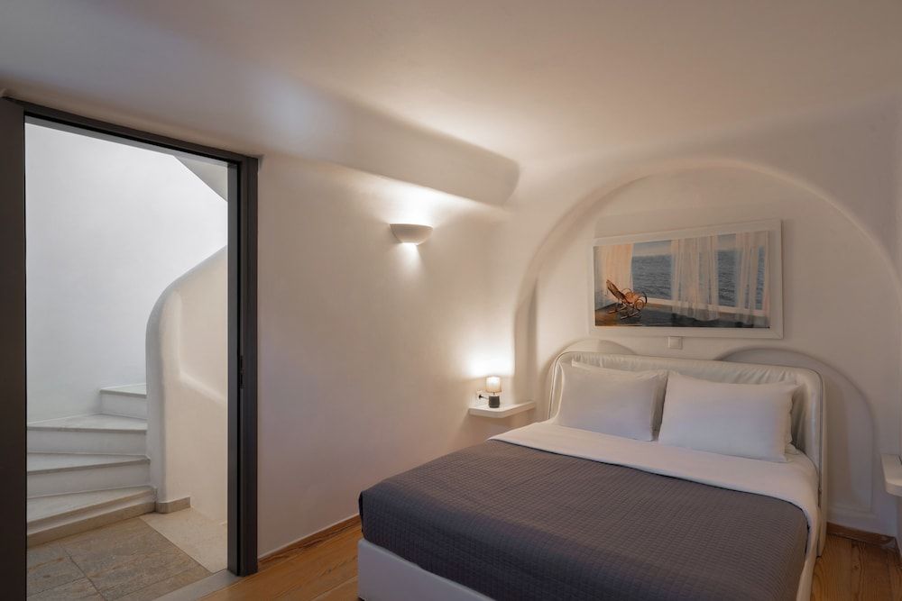 Santorini Princess Presidential Suites Serenity Villa with Caldera View, Heated Pool & Hot tub in Private Garden 7