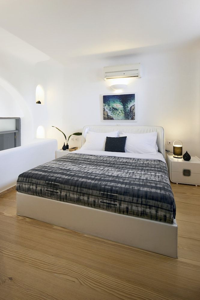 Santorini Princess Presidential Suites Serenity Villa with Caldera View, Heated Pool & Hot tub in Private Garden 5