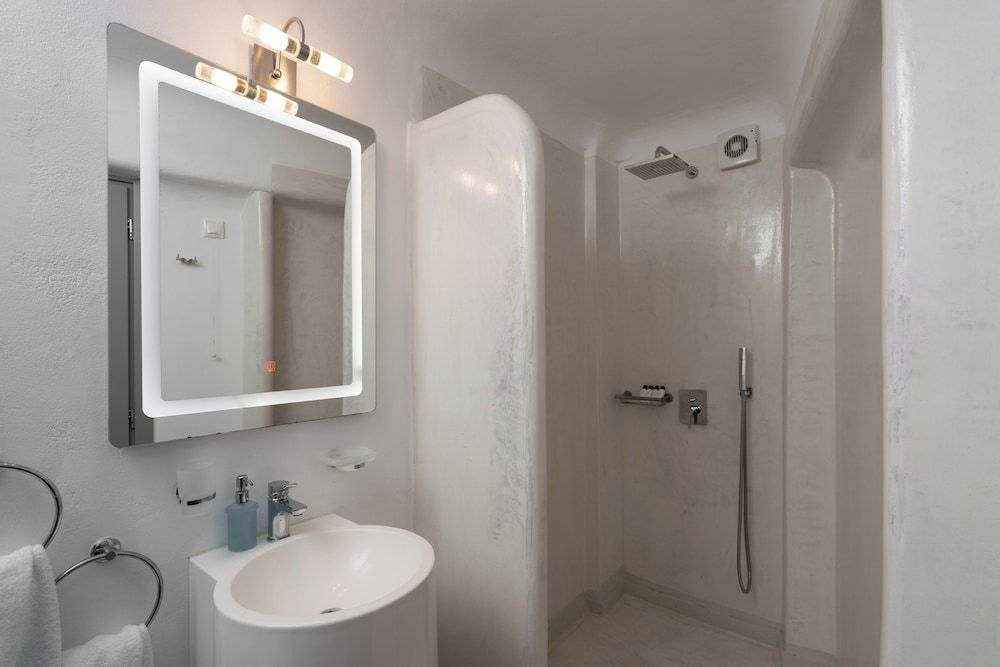 Santorini Princess Presidential Suites Serenity Villa with Caldera View, Heated Pool & Hot tub in Private Garden 19