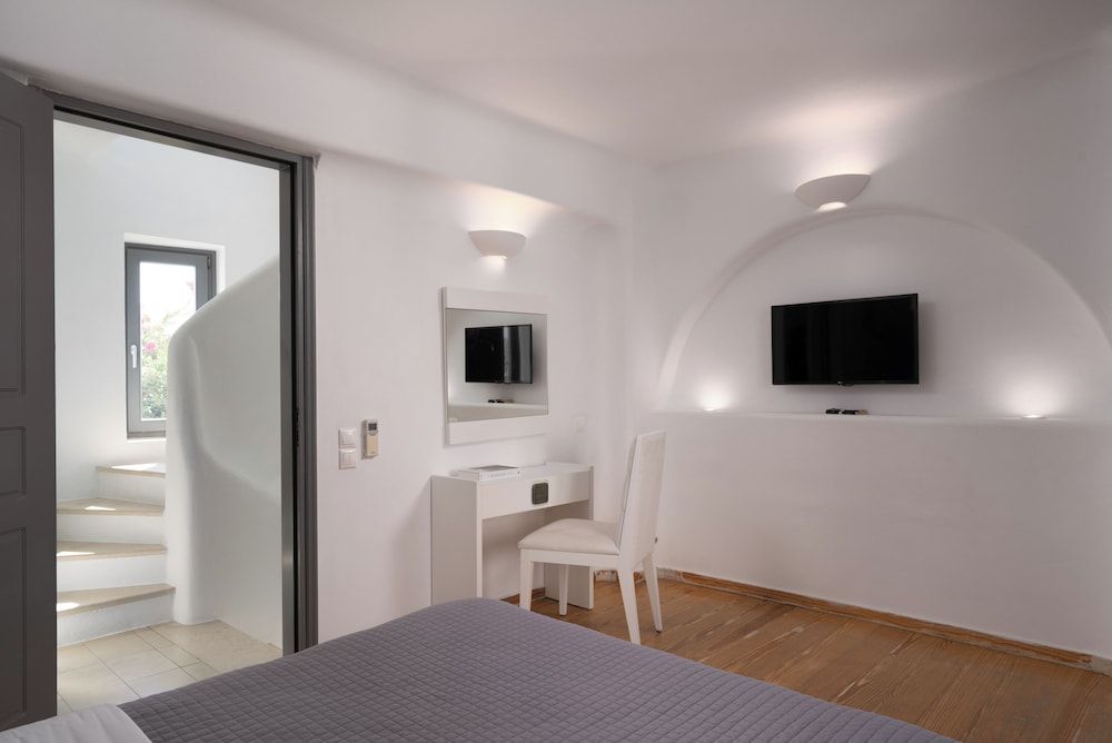 Santorini Princess Presidential Suites Serenity Villa with Caldera View, Heated Pool & Hot tub in Private Garden 21