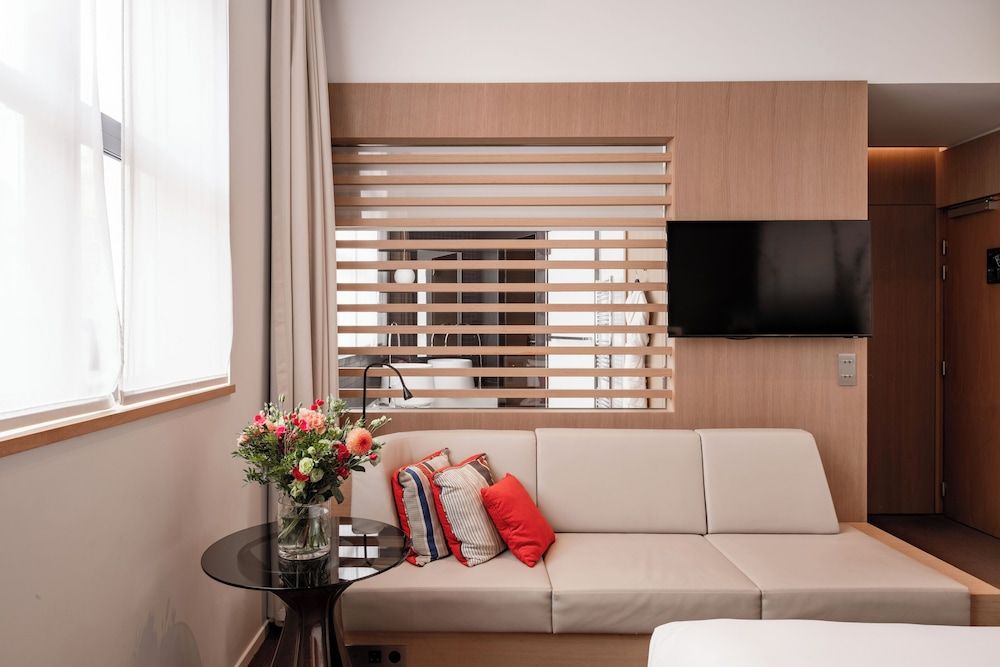 undefined Le Cinq Codet 8