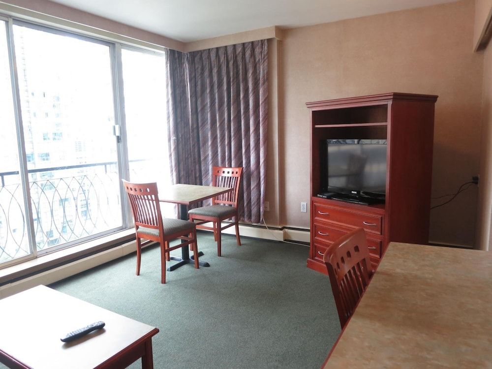 undefined Tropicana Suite Hotel 7