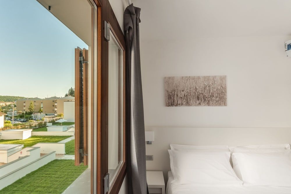 The Florence Hills Resort & Wellness Deluxe Room 4