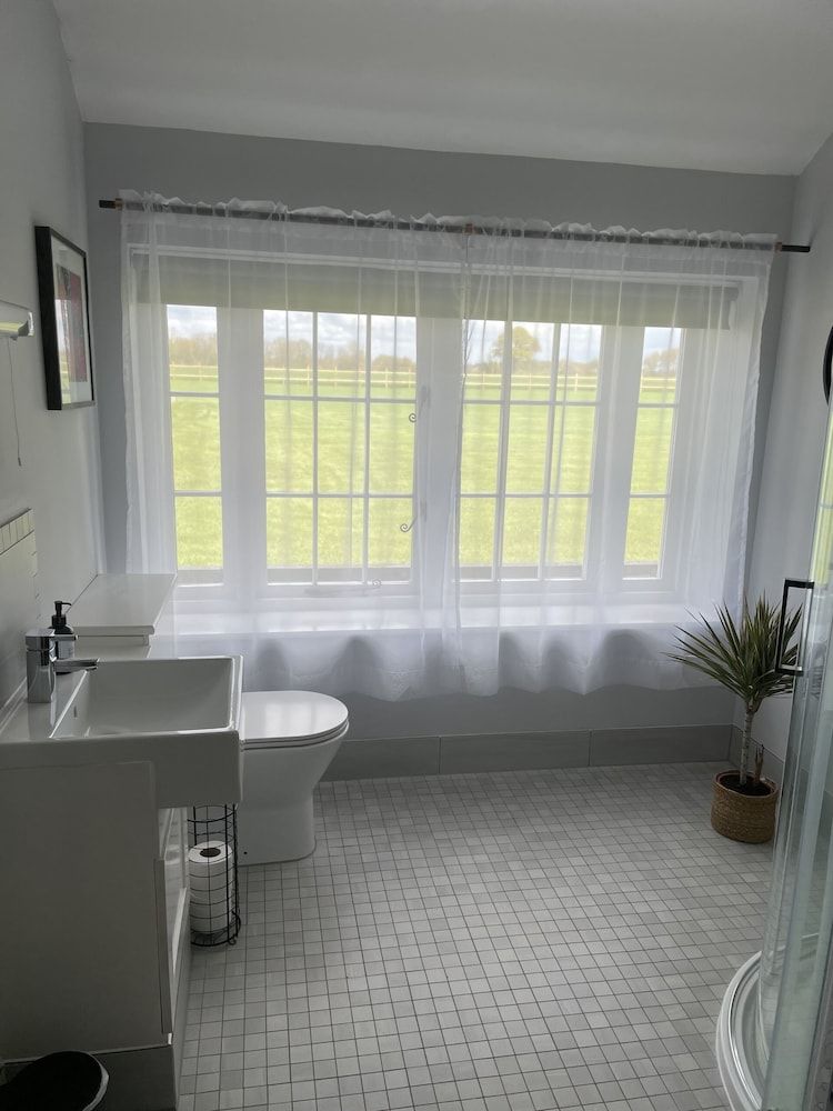 Kings Arms Deluxe Suite, Accessible, Ensuite (Family Room) 8