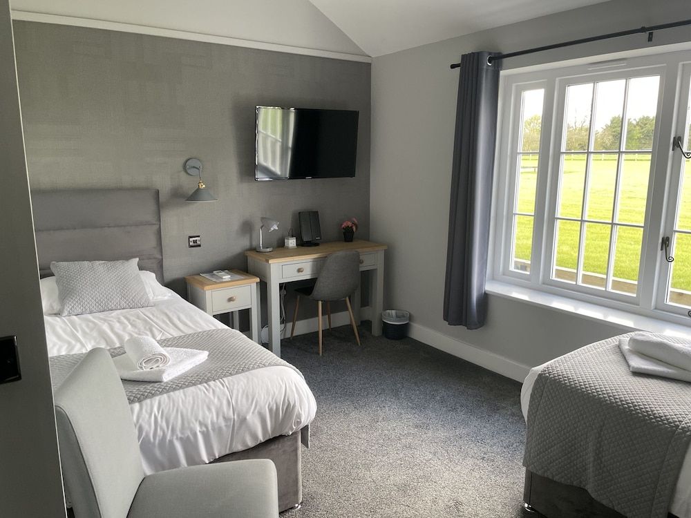 Kings Arms Deluxe Twin Room (Disabled facilities) 3