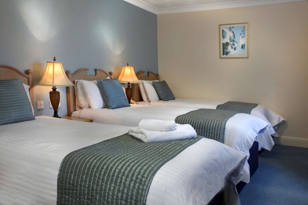 Best Western Manor Hotel Comfort Room, 3 Twin Beds, Non Smoking 4