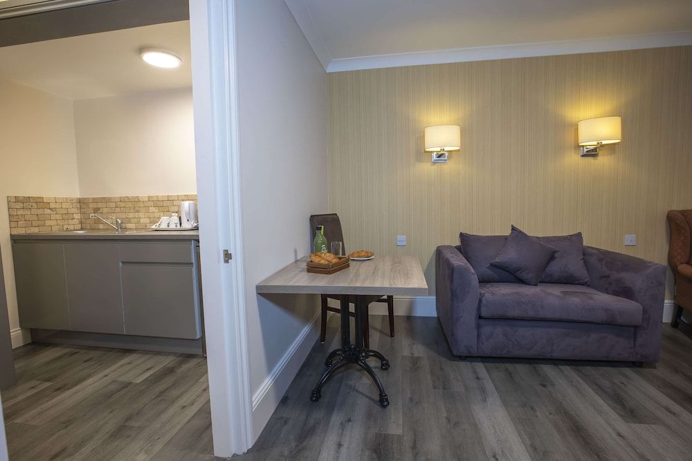 Best Western Manor Hotel Standard Room, 1 Double Bed, Accessible, Kitchenette (Converts to 2 Twin Bed;Walk-in Shower) 5