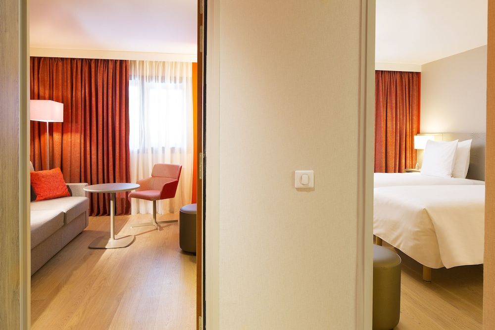 Suite Free WiFi & Pool Access