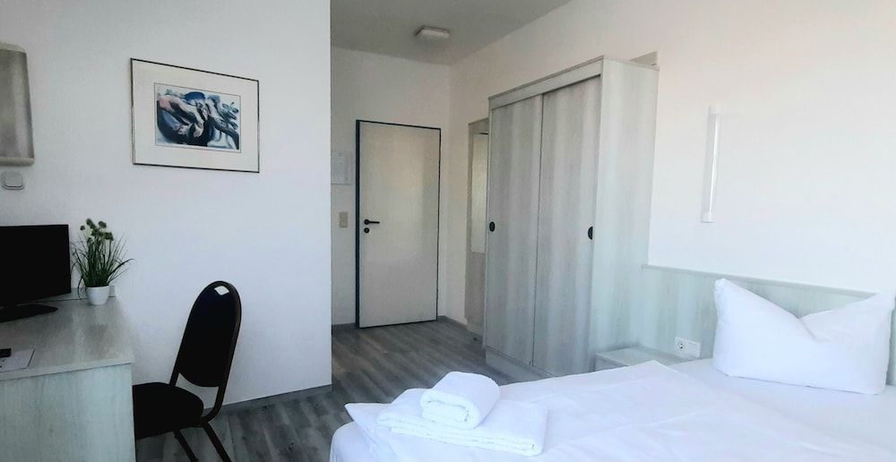 Central-Hotel Tegel Double Room (small) 6