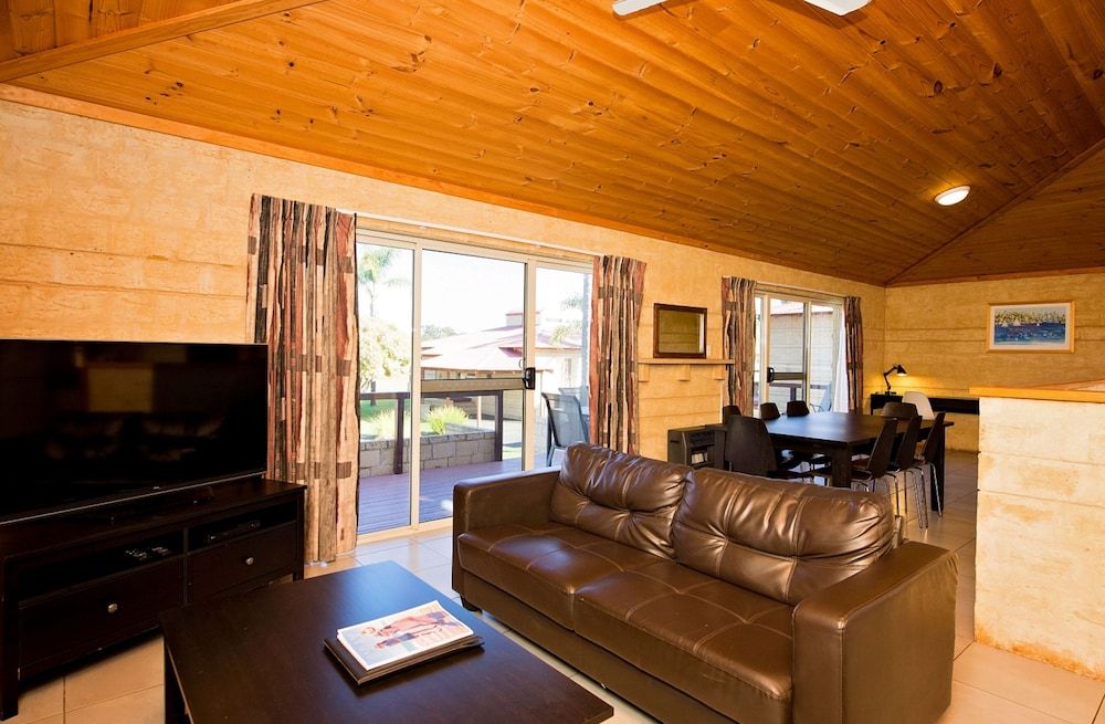 Discovery Parks - Bunbury Foreshore Deluxe 3 Bedroom Cabin 5