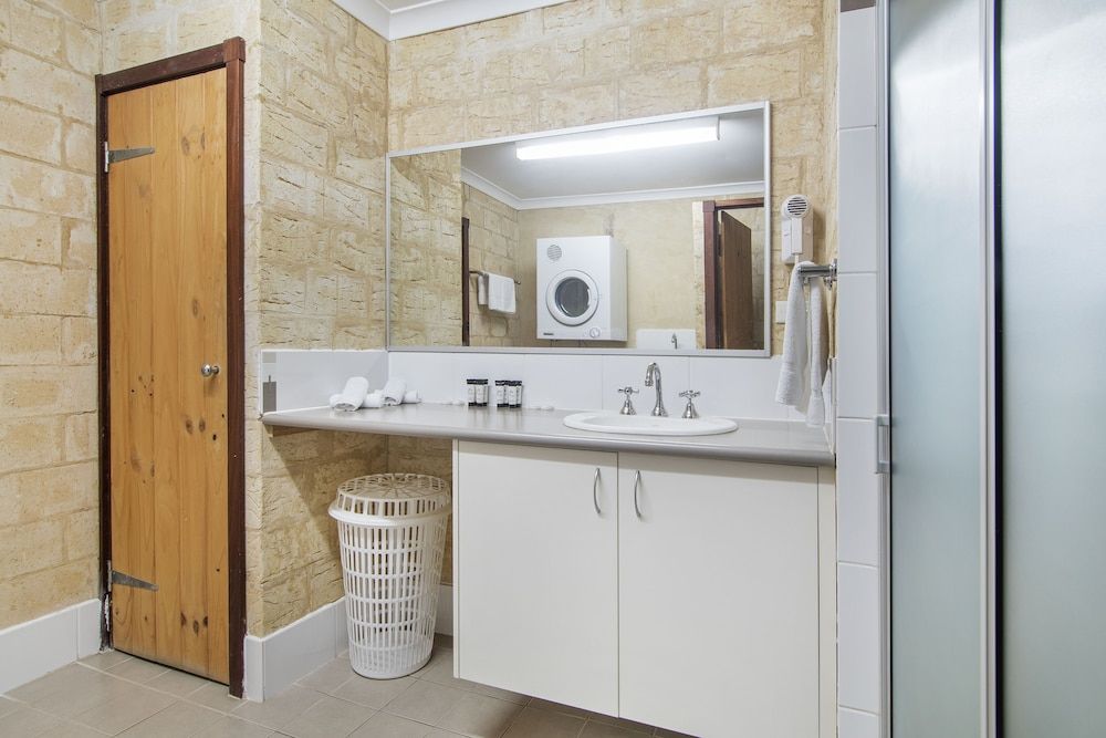 Discovery Parks - Bunbury Foreshore Deluxe 3 Bedroom Cabin 3